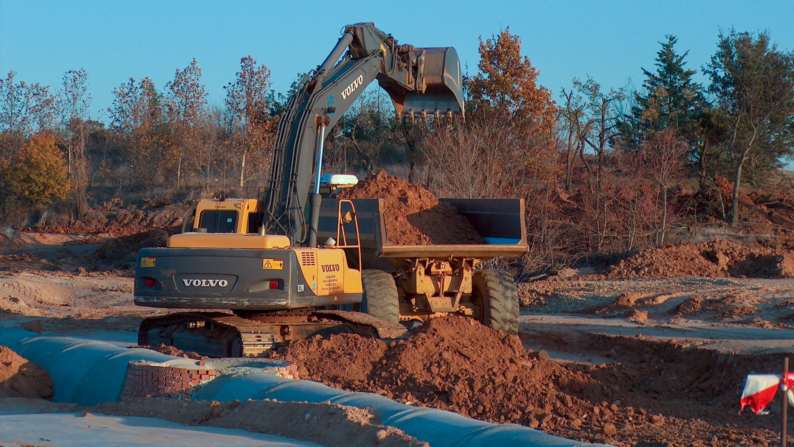 relleno-vial-tierra-compactacion-volvo-240 Nivelación z2 en plataformas y caminos